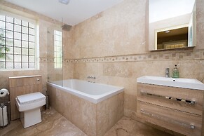 Deluxe 2/3 Bed Hottub Skytv