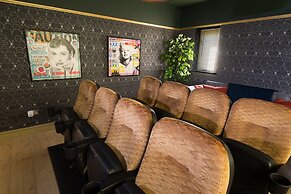 Deluxe 2/3 Bed Hottub Skytv