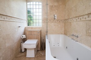 Deluxe 2/3 Bed Hottub Skytv