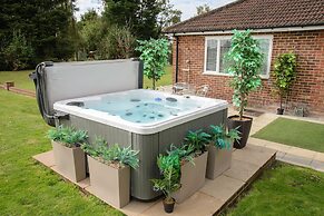 Deluxe 2/3 Bed Hottub Skytv
