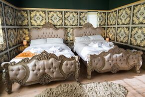 Deluxe 2/3 Bed Hottub Skytv