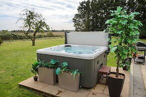 Deluxe 1 Bed Versace Hottub Skytv