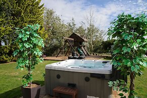 Deluxe 1 Bed Versace Hottub Skytv