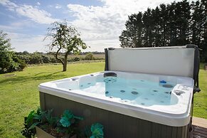 Deluxe 1 Bed Versace Hottub Skytv