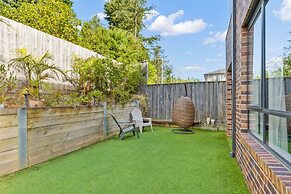 StayAU 4BR Designer Home in Knox