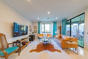 StayAU 4BR Designer Home in Knox