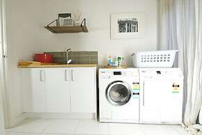 StayAU 4BR Designer Home in Knox