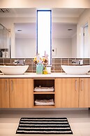 StayAU 4BR Designer Home in Knox