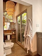 Curiol Boutique Hotel & Lounge