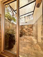 Curiol Boutique Hotel & Lounge