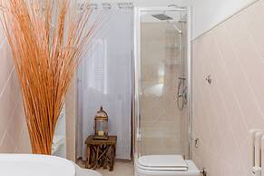 Charme Pettinari 11 people