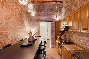 Charme Pettinari 11 people