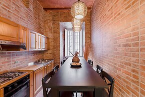 Charme Pettinari 11 people