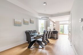 Cozy 5 Bedroom House in Downtown Toronto