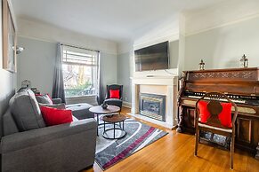 Cozy 5 Bedroom House in Downtown Toronto