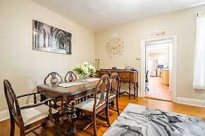 Cozy 5 Bedroom House in Downtown Toronto