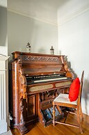 Cozy 5 Bedroom House in Downtown Toronto