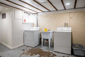 Cozy 5 Bedroom House in Downtown Toronto