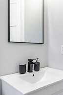 Cozy 5 Bedroom House in Downtown Toronto