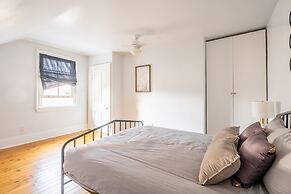 Cozy 5 Bedroom House in Downtown Toronto