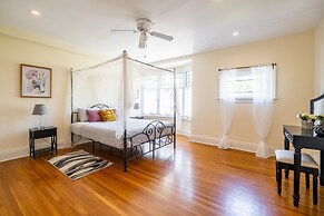 Cozy 5 Bedroom House in Downtown Toronto