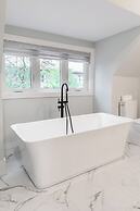 Cozy 5 Bedroom House in Downtown Toronto