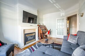 Cozy 5 Bedroom House in Downtown Toronto