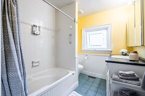 Cozy 5 Bedroom House in Downtown Toronto