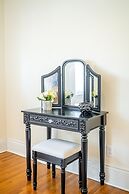 Cozy 5 Bedroom House in Downtown Toronto