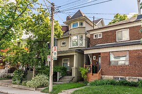 Cozy 5 Bedroom House in Downtown Toronto