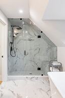 Cozy 5 Bedroom House in Downtown Toronto