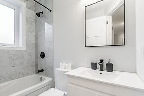 Cozy 5 Bedroom House in Downtown Toronto