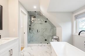 Cozy 5 Bedroom House in Downtown Toronto