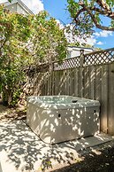 Cozy 5 Bedroom House in Downtown Toronto