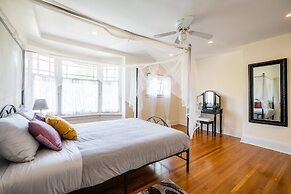 Cozy 5 Bedroom House in Downtown Toronto