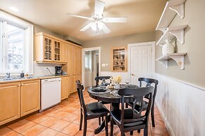 Cozy 5 Bedroom House in Downtown Toronto