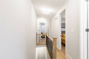 Cozy 5 Bedroom House in Downtown Toronto