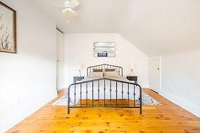 Cozy 5 Bedroom House in Downtown Toronto