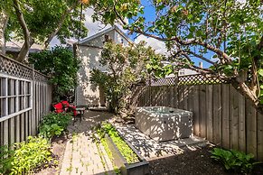 Cozy 5 Bedroom House in Downtown Toronto
