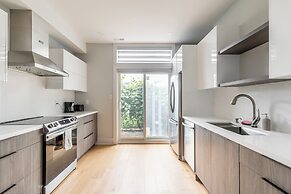 Cozy 5 Bedroom House in Downtown Toronto