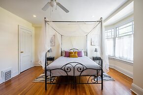 Cozy 5 Bedroom House in Downtown Toronto