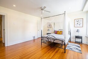 Cozy 5 Bedroom House in Downtown Toronto