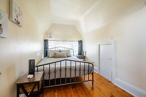 Cozy 5 Bedroom House in Downtown Toronto