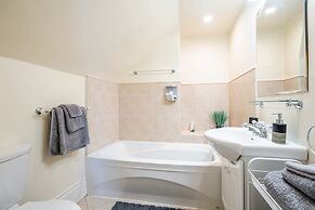 Cozy 5 Bedroom House in Downtown Toronto