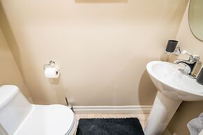 Cozy 5 Bedroom House in Downtown Toronto