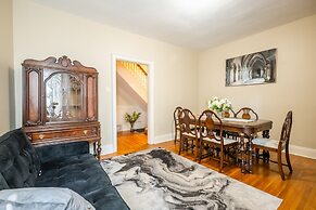 Cozy 5 Bedroom House in Downtown Toronto