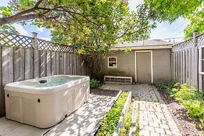 Cozy 5 Bedroom House in Downtown Toronto