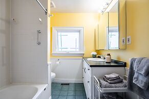 Cozy 5 Bedroom House in Downtown Toronto
