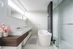 Cozy 5 Bedroom House in Downtown Toronto