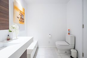 Cozy 5 Bedroom House in Downtown Toronto